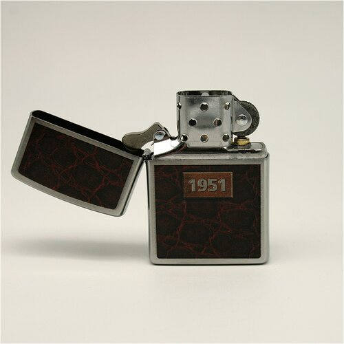 Zippo Feuerzeug Motiv 1951 mit Feuerzeugbenzin und Feuersteinen Zippo Feuerzeug Motiv 1951 mit Feuerzeugbenzin und Feuersteinen