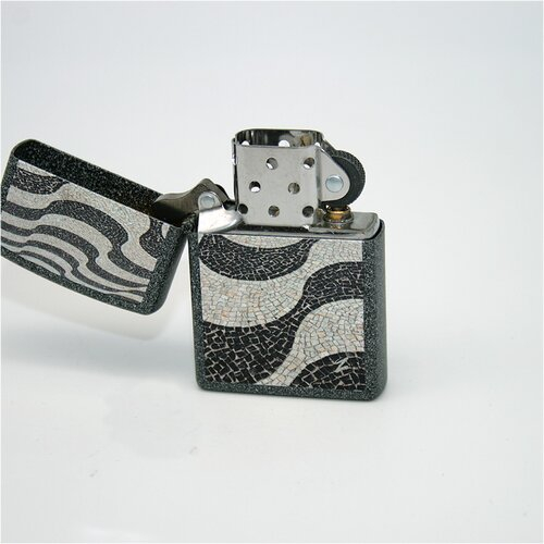 Zippo Feuerzeug Motiv Mosaik mit Feuerzeugbenzin und Feuersteinen Zippo Feuerzeug Motiv Mosaik mit Feuerzeugbenzin und Feuersteinen