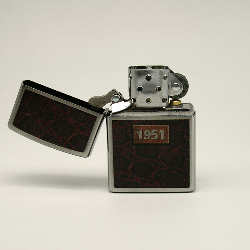 Zippo Feuerzeug Motiv 1951 mit Feuerzeugbenzin und Feuersteinen Zippo Feuerzeug Motiv 1951 mit Feuerzeugbenzin und Feuersteinen
