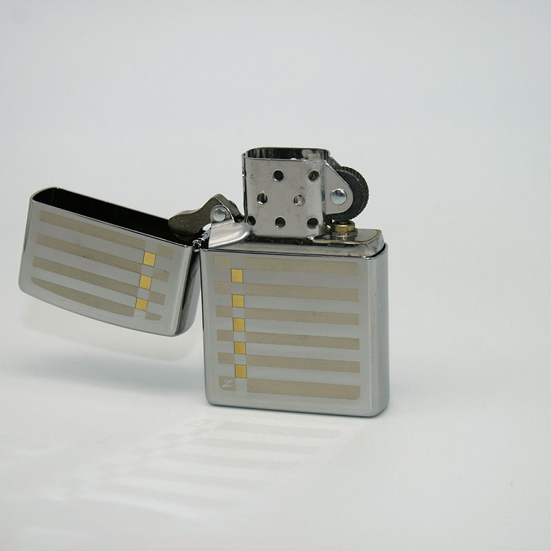 Zippo Feuerzeug Motiv Linien mit Feuerzeugbenzin und Feuersteinen Zippo Feuerzeug Motiv Linien mit Feuerzeugbenzin und Feuersteinen