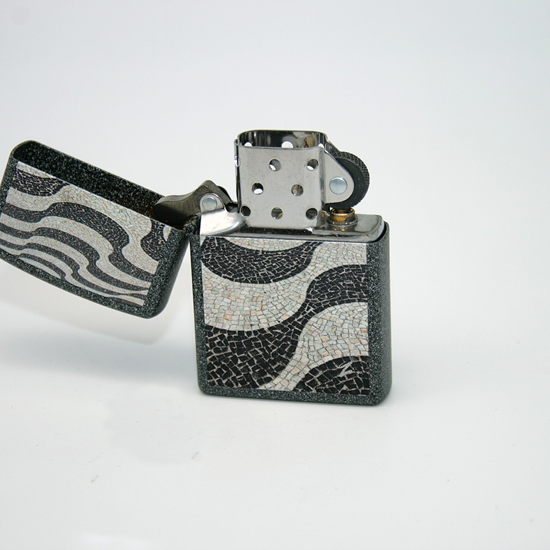 Zippo Feuerzeug Motiv Mosaik mit Feuerzeugbenzin und Feuersteinen Zippo Feuerzeug Motiv Mosaik mit Feuerzeugbenzin und Feuersteinen