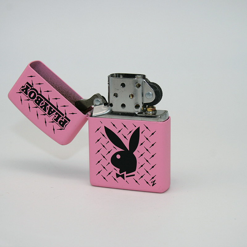 Zippo Feuerzeug Motiv Playboy mit Feuerzeugbenzin und Feuersteinen Zippo Feuerzeug Motiv Playboy mit Feuerzeugbenzin und Feuersteinen