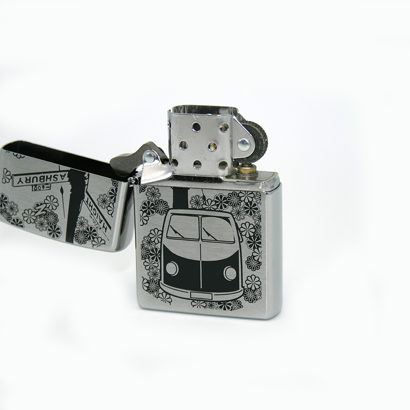 Zippo Feuerzeug Motiv VW Bully mit Feuerzeugbenzin und Feuersteinen Zippo Feuerzeug Motiv VW Bully mit Feuerzeugbenzin und Feuersteinen