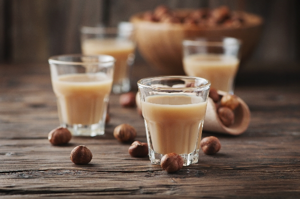 Baileys in 2 Gläsern halb gefüllt 