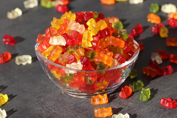 Gummibärchen in sämtlichen Farben in einer Schüssel