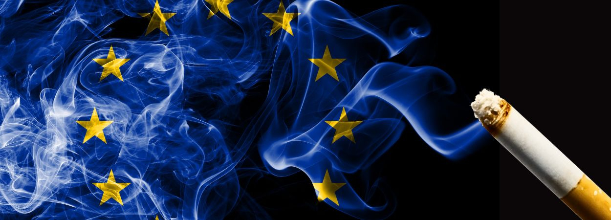 EU Flagge aus Rauch mit Zigarette EU Flagge aus Rauch mit Zigarette