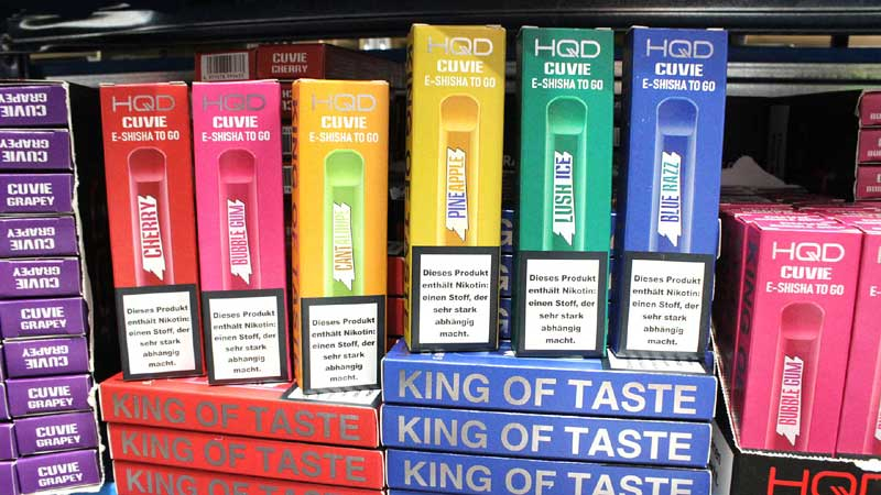 Artikel der Marke HQD Surv Einweg E-Shisha im Regal stehend