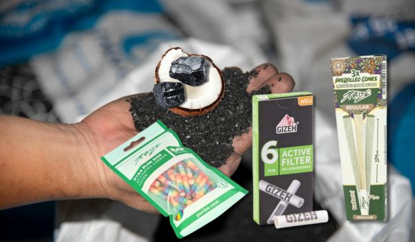 Hand mit Aktivkohle, halbe Kokosnuss, 2Stück Steinkohle und unsere Top Auswahl an Aktivkohlefilter Hand mit Aktivkohle, halbe Kokosnuss, 2Stück Steinkohle und unsere Top Auswahl an Aktivkohlefilter