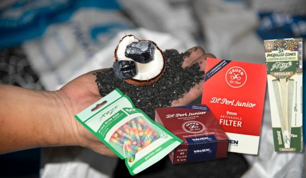 Hand mit Aktivkohle, halbe Kokosnuss, 2Stück Steinkohle und unsere Top Auswahl an Aktivkohlefilter Hand mit Aktivkohle, halbe Kokosnuss, 2Stück Steinkohle und unsere Top Auswahl an Aktivkohlefilter