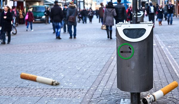 Fußgängerzone, Mülleimer und am Boden weggeschmissene Zigaretten Fußgängerzone, Mülleimer und am Boden weggeschmissene Zigaretten