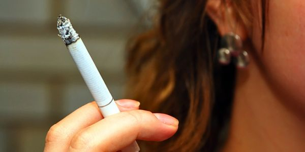  Zigarette in der Hand