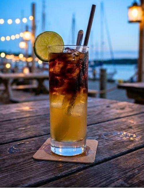 [KI-generiert] Dark and Stormy Longdrink
