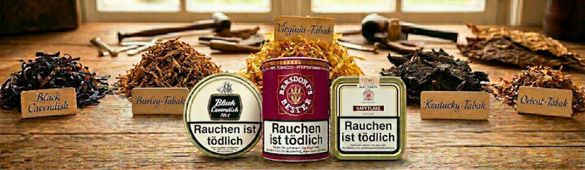 Drei Dosen Pfeifentabak stehen neben den Holzschildern der unterschiedlichen Tabaksorten