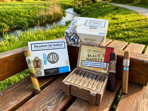 Zigarren von Alec Bradley auf einer Holzbank