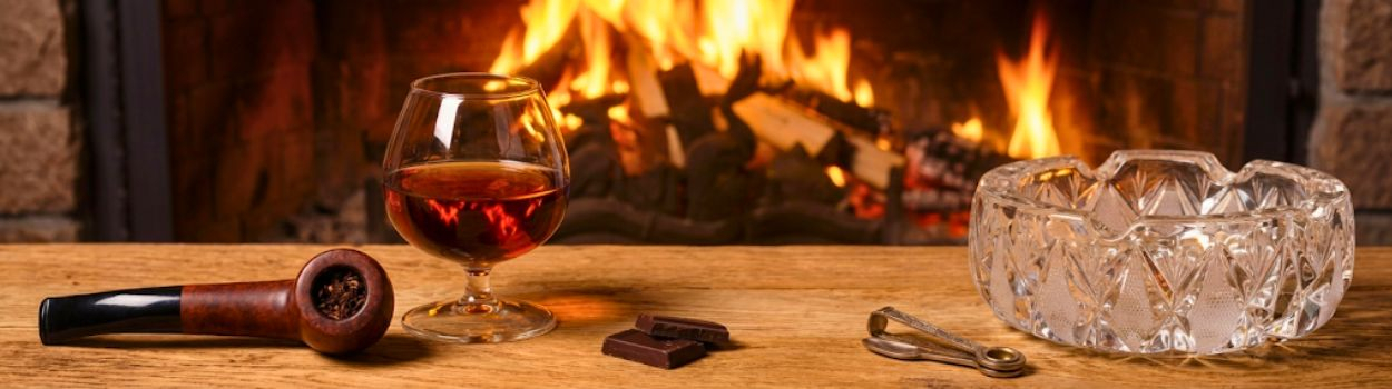 ein Glas Whisky und Pfeife Pfeife und ein Glas Whisky
