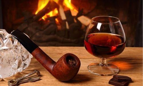 ein Glas Whisky und Pfeife Pfeife und ein Glas Whisky