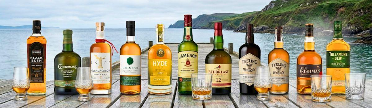 Whiskey Sorten auf einem Steg an der rauen irischen Küste Whiskey Sorten auf einem Steg an der rauen irischen Küste