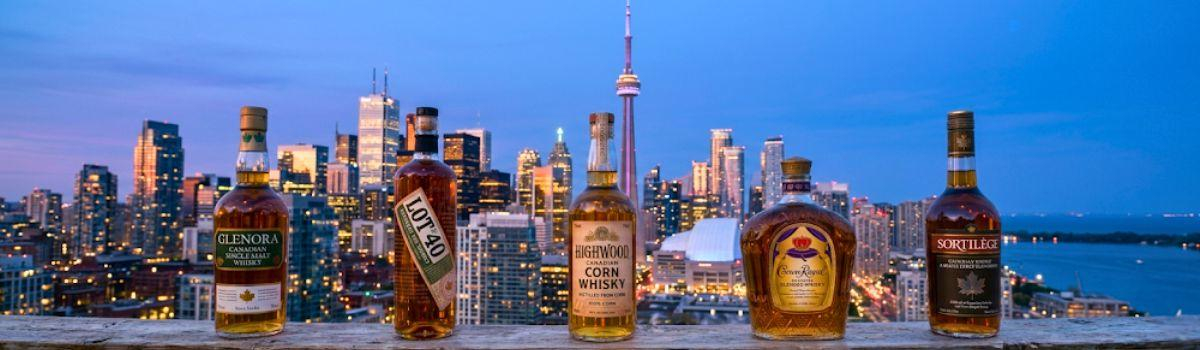 Kanadische Whisky-Sorten mit Blick auf den CN Tower von Toronto Kanadische Whisky-Sorten mit Blick auf den CN Tower von Toronto
