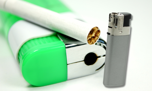 zwei Feuerzeuge und eine Zigarette zwei Feuerzeuge und eine Zigarette