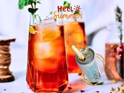 Sommerdrink im Glas und Energydose