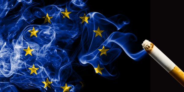 EU Flagge aus Rauch und Zigarette
