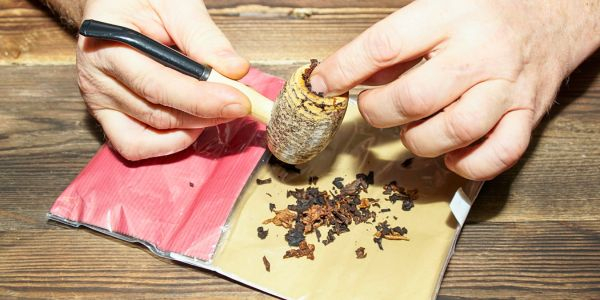 Pfeifentabak mit den Fingern in die Pfeife geben Pfeifentabak mit den Fingern in die Pfeife geben