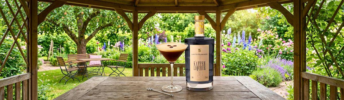 eine Flasche Kaffeelikör und einem Glas Espresso Martini in einer Gartenlaube eine Flasche Kaffeelikör und einem Glas Espresso Martini in einer Gartenlaube