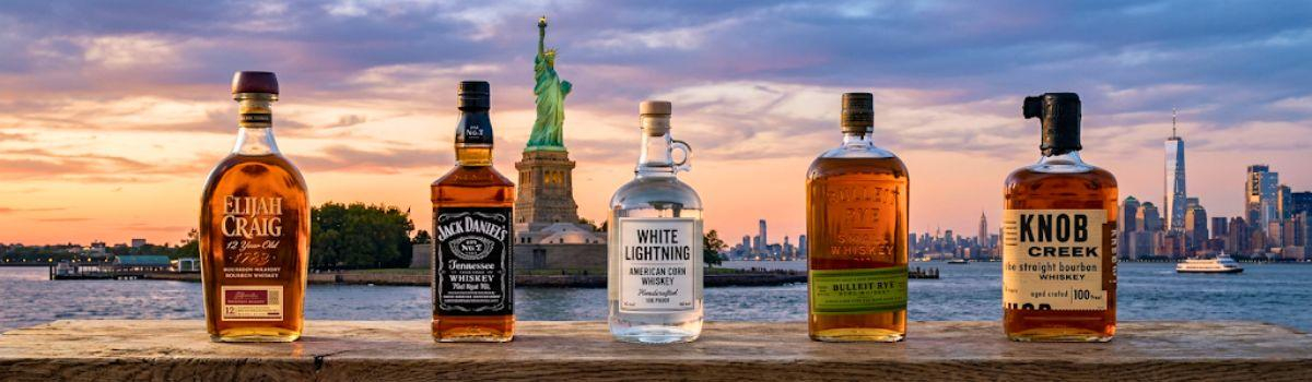 Amerikanische Whiskey-Sorten mit Blick auf die Freiheitsstatue Amerikanische Whiskey-Sorten mit Blick auf die Freiheitsstatue