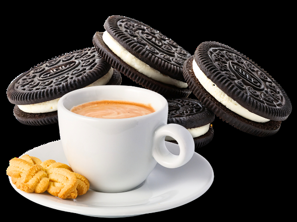 eine Tasse Kaffee und Oreo Kekse eine Tasse Kaffee und Oreo Kekse