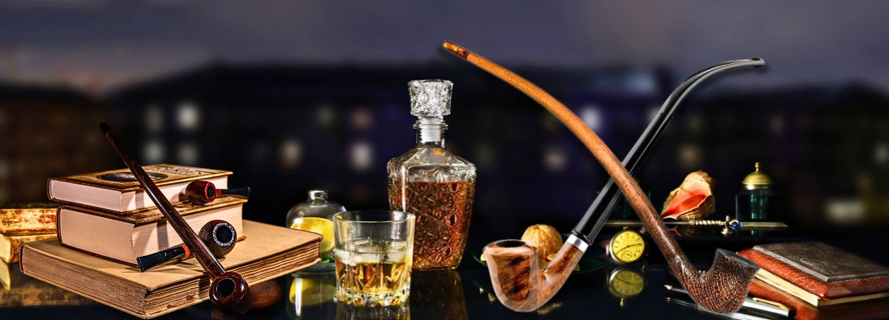Ein Glas Whisky und Modelle an Lesepfeifen