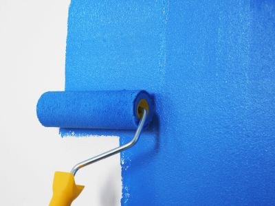 Malerrolle und blaue Farbe