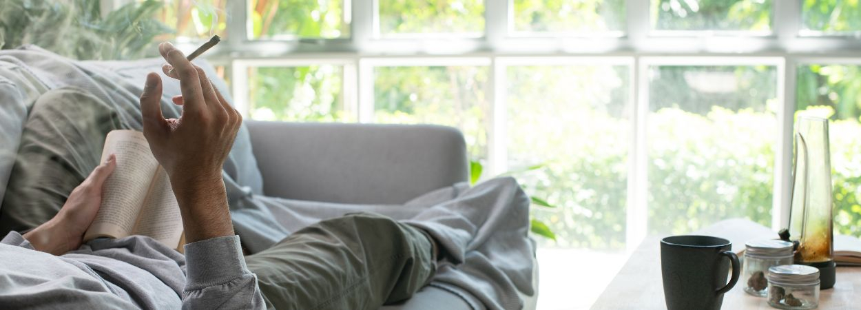 Raucher auf dem Sofa