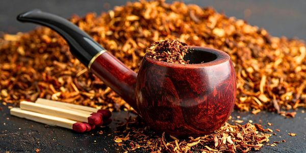 Tabakpfeife mit losem Tabak und Zündhölzer