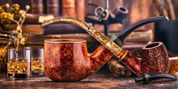 zwei Pfeifen und eingeschenkte Scotchgläser