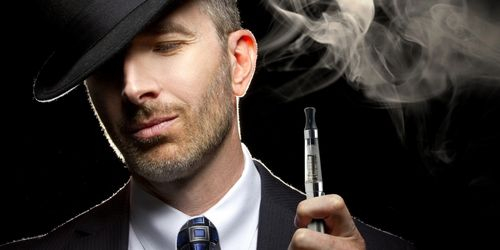 Mann mit einer E-Zigarette Mann mit einer E-Zigarette