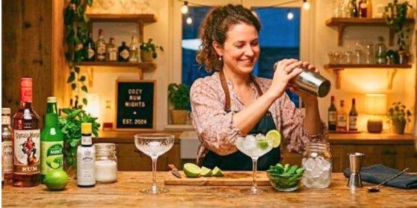 Frau beim shaken eines Rum Mix Getränks 