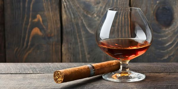 ein Glas Brandy und eine Zigarre ein Glas Brandy und eine Zigarre