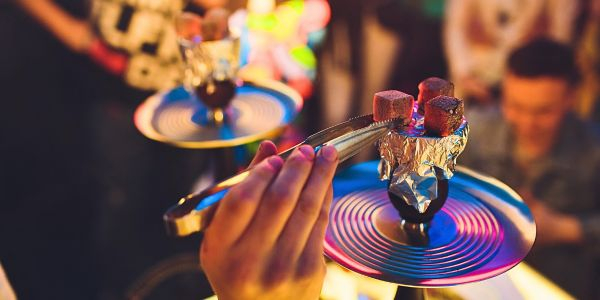 Kohle mit Zange plazieren