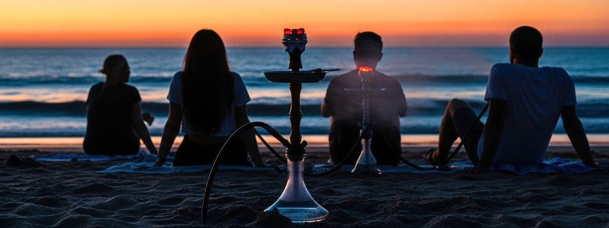 Shisha am Strand vor Sonnenuntergang Shisha am Strand vor Sonnenuntergang
