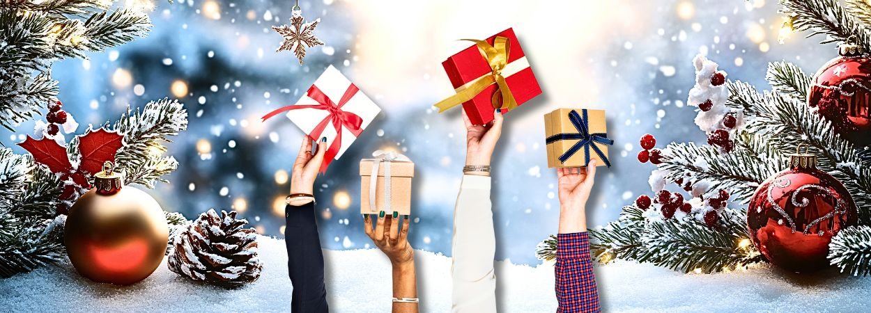 Weihnachtsstimmung und Hände voll mit Geschenken Weihnachtsstimmung und Hände voll mit Geschenken