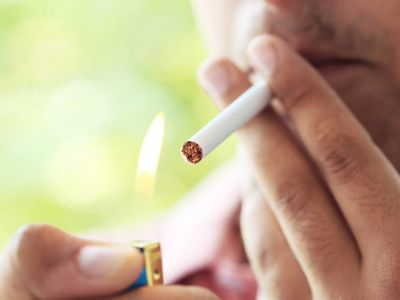 mit einem Feuerzeug die Zigarette anzünden