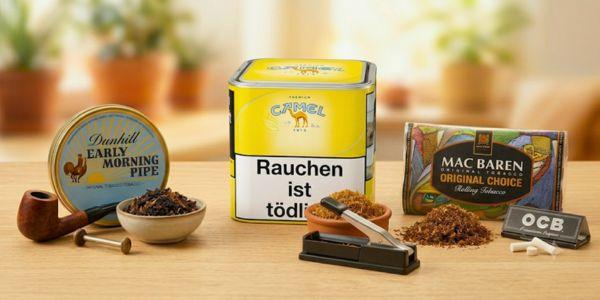 Verschiedene Tabaksorten, loser Tabak und Raucherzubehör auf einem Holztisch