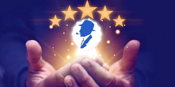 in der Hand haltende Auszeichnung in der Hand haltende Auszeichnung