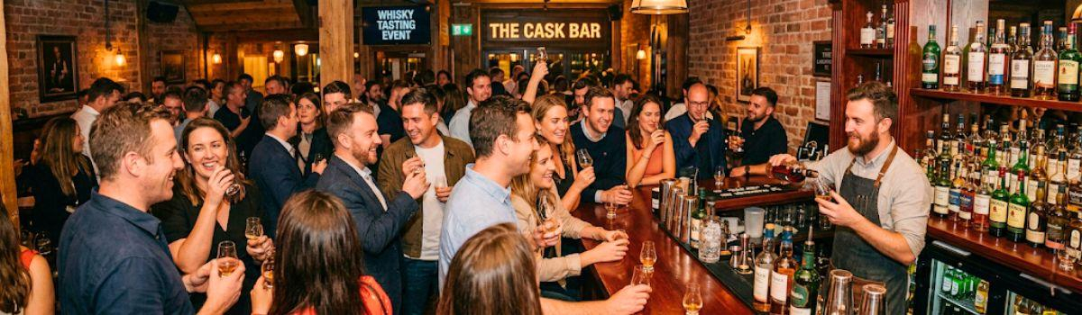 Personen bei einem Whisky Tasting Event in einer Bar Personen bei einem Whisky Tasting Event in einer Bar