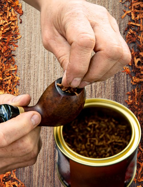 Pfeife mit Tabak befüllen Pfeife mit Tabak befüllen