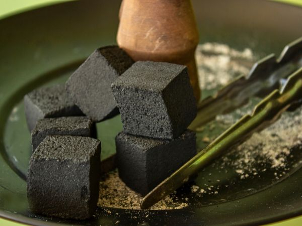 Shisha-Kohle und Zange Shisha-Kohle und Zange