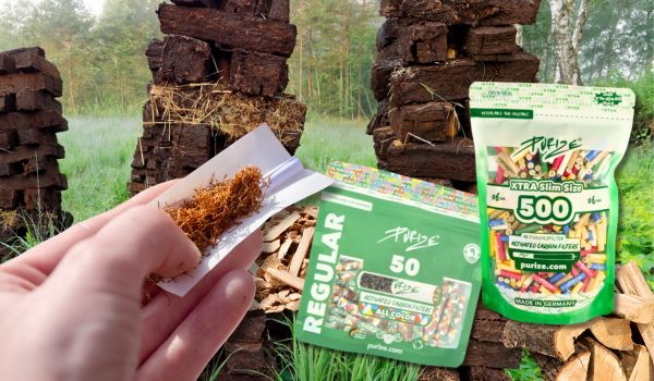 Zigarettenpapier mit Tabak, Filter und aufgesteckter Torf Zigarettenpapier mit Tabak, Filter und aufgesteckter Torf
