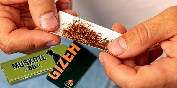 Zigarette drehen mit Papier Zigarette drehen mit Papier