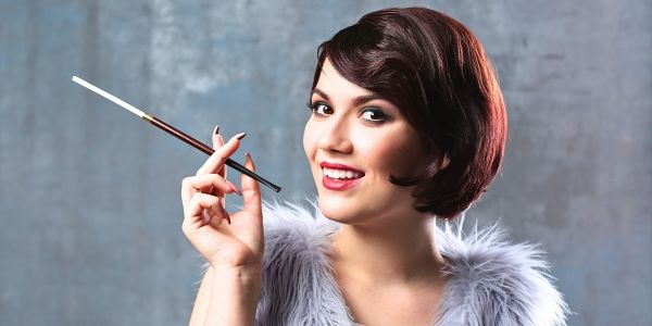 Frau mit langer Zigarettenspitze Frau mit langer Zigarettenspitze