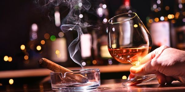 brennende Zigarre und ein Glas Whisky